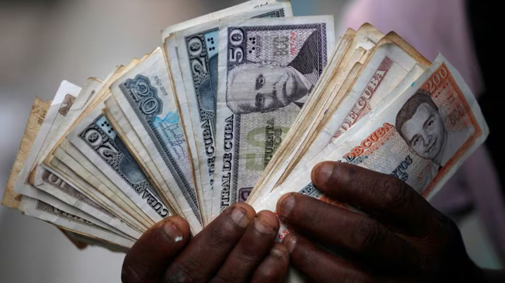 Seorang Menunjukkan Peso Kuba