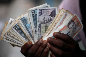 Seorang Menunjukkan Peso Kuba