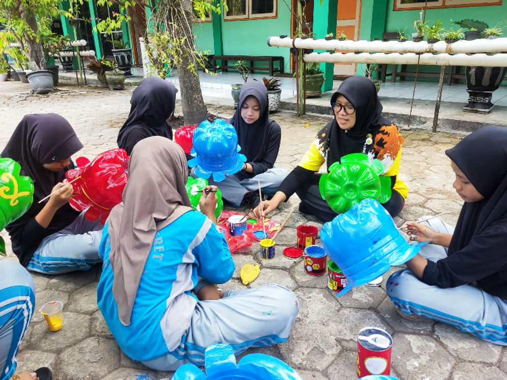 22112023-SMPN 2 Pleret Tanam Pohon dalam botol plastik.png