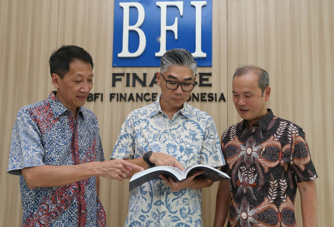 Operations & Human Capital Director PT BFI Finance Indonesia Tbk (BFI Finance) Andrew Adiwijanto , Business Director PT BFI Finance Indonesia Tbk (BFI Finance) Sutadi - Finance Director & Corporate Secretary PT BFI Finance Indonesia Tbk (BFI Finance) Sudjono saat menggelar Paparan Publik atau Public Expose yang digelar secara virtual 21 November 2023. Foto : Panji Asmoro/TrenAsia