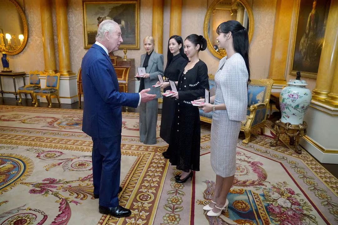 Raja Charles III dari Kerajaan Inggris menghadiahkan member girl grup K Pop Rose (Roseanne Park), Jisoo Kim, Jennie Kim, dan Lisa (Lalisa Manoban), dengan Member of the Order of the British Empire (MBE) di Istana Buckingham.