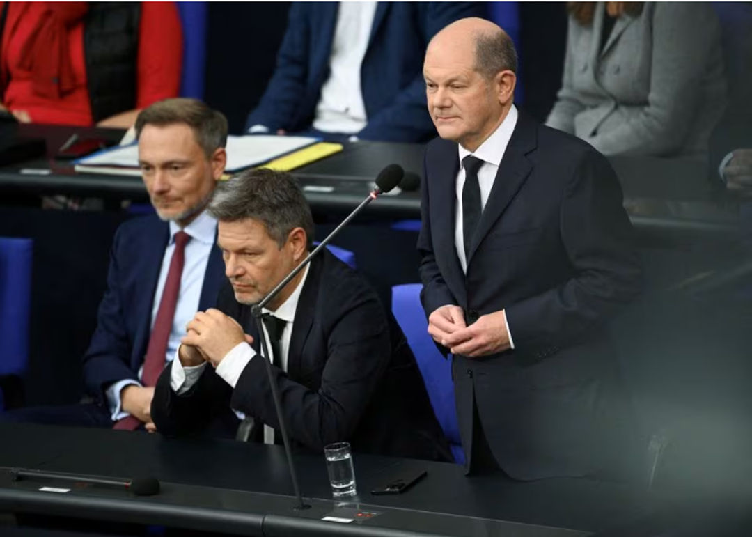 Kanselir Olaf Scholz Berbicara di Sebelah Menteri Keuangan Christian Lindner dan Menteri Ekonomi dan Menteri Iklim Robert Habeck dalam Sidang di Majelis Parlemen Jerman (Reuters/Annegret Hilse)