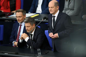 Kanselir Olaf Scholz Berbicara di Sebelah Menteri Keuangan Christian Lindner dan Menteri Ekonomi dan Menteri Iklim Robert Habeck dalam Sidang di Majelis Parlemen Jerman