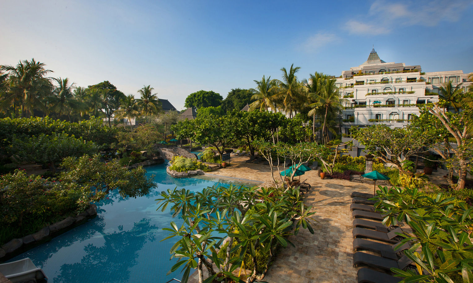 Lanskap kolam Hyatt Regency Yogyakarta, properti miliki PT  Jakarta Setiabudi Internasional Tbk (JSPT).