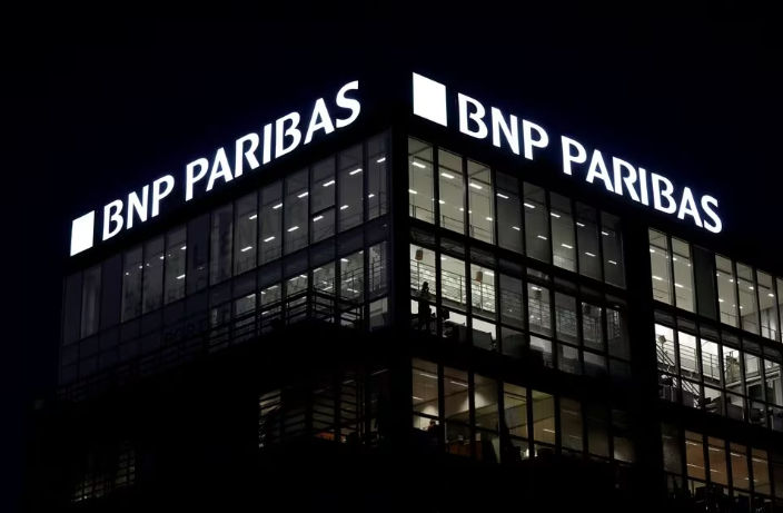 Logo Pada Cabang Bank BNP Paribas di Paris (Reuters/Benoit Tessier)