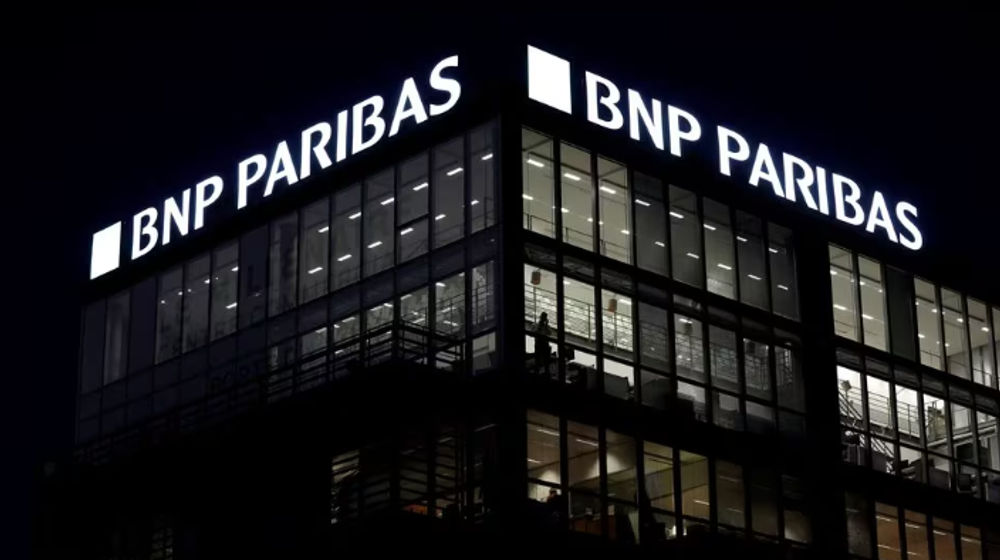 Logo Pada Cabang Bank BNP Paribas di Paris