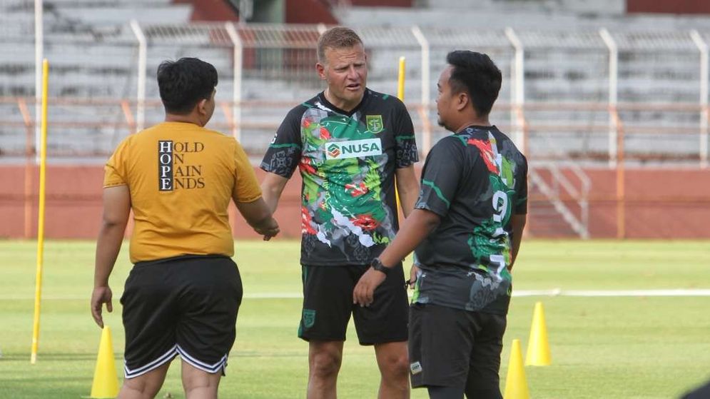 A-BAYA GOMBAU OUT.JPG