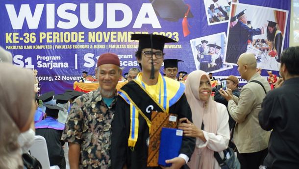 Wisudawan Terbaik IIB Darmajaya, Aprian Herwansyah Raih IPK 3,97