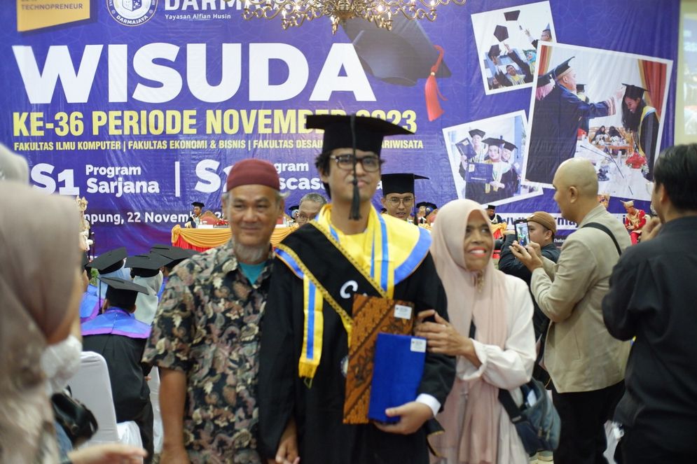 Wisudawan Terbaik IIB Darmajaya, Aprian Herwansyah Raih IPK 3,97