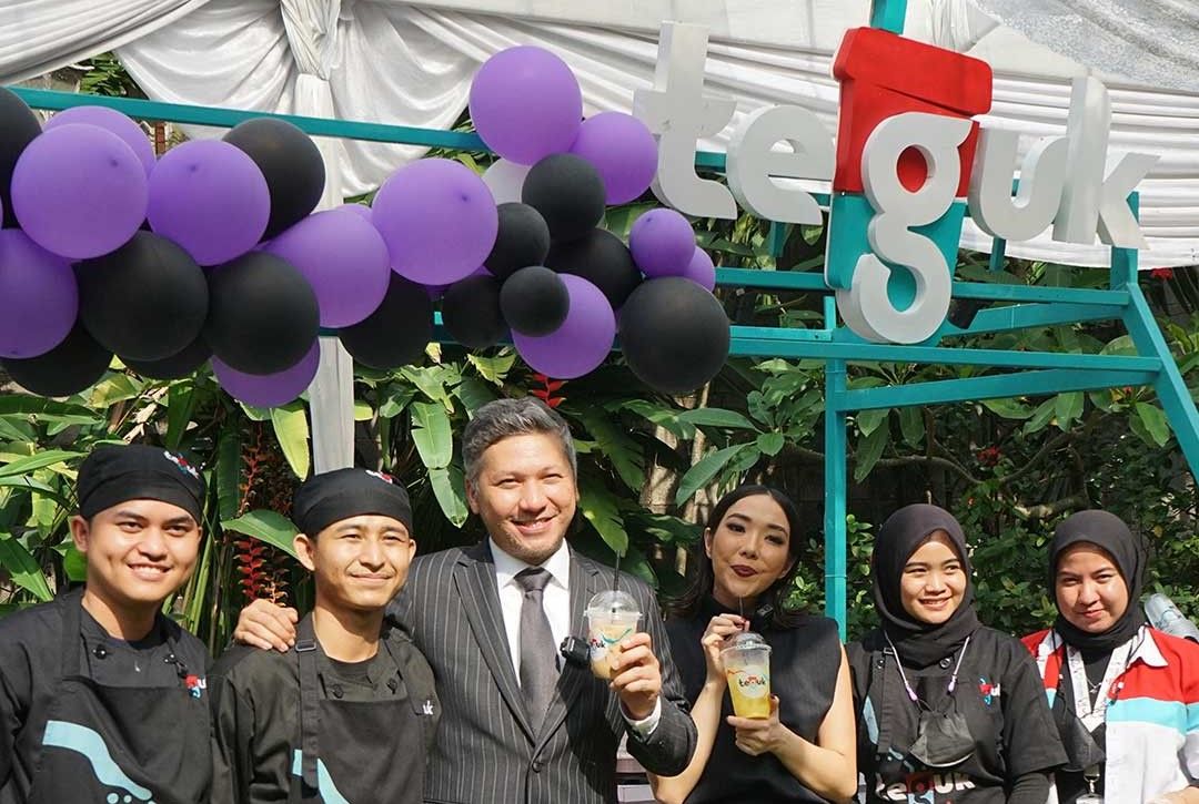 Gading Marten dan Gisella Anastasia sedang memegang minuman Teguk.