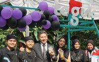 Gading Marten dan Gisella Anastasia sedang memegang minuman Teguk.