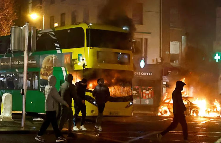 Sebuah Bus Terbakar Saat Memonstrasi Menyusul Dugaan Penikaman yang Menyebabkan Beberapa Anak Terluka di Dublin, Irlandia (Reuters/Clodagh Kilcoyne)