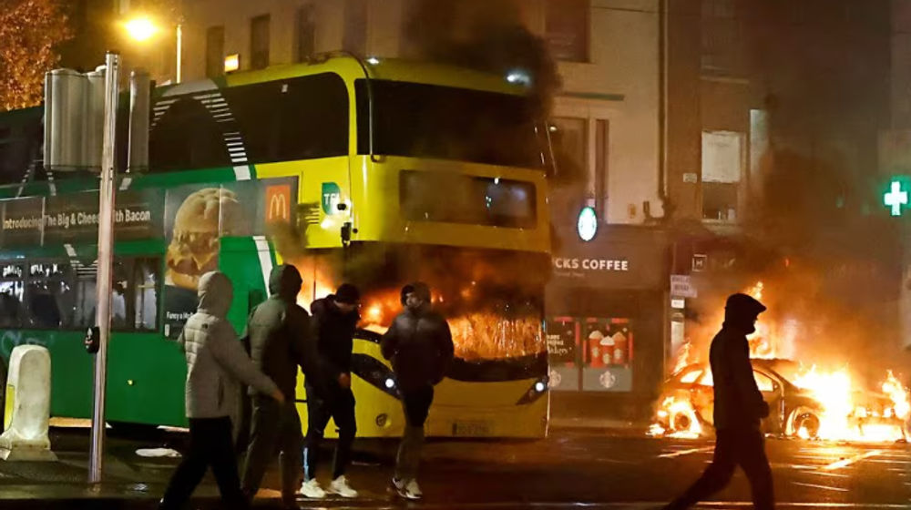 Sebuah Bus Terbakar Saat Memonstrasi Menyusul Dugaan Penikaman yang Menyebabkan Beberapa Anak Terluka di Dublin, Irlandia
