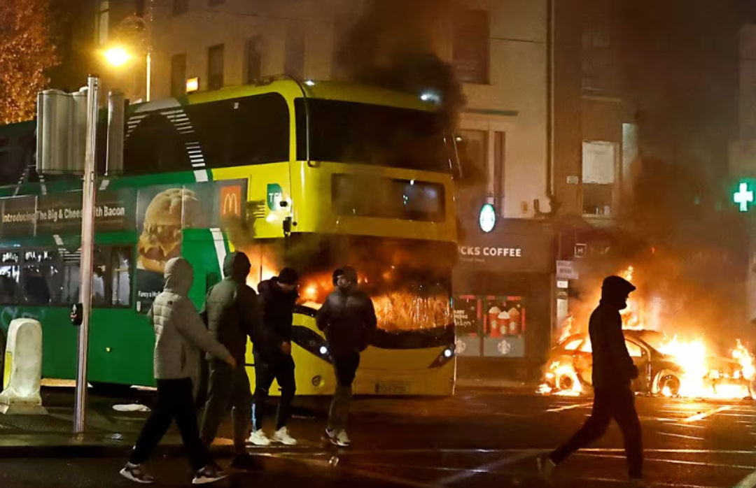 Sebuah Bus Terbakar Saat Memonstrasi Menyusul Dugaan Penikaman yang Menyebabkan Beberapa Anak Terluka di Dublin, Irlandia (Reuters/Clodagh Kilcoyne)