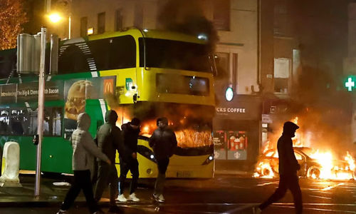 Sebuah Bus Terbakar Saat Memonstrasi Menyusul Dugaan Penikaman yang Menyebabkan Beberapa Anak Terluka di Dublin, Irlandia