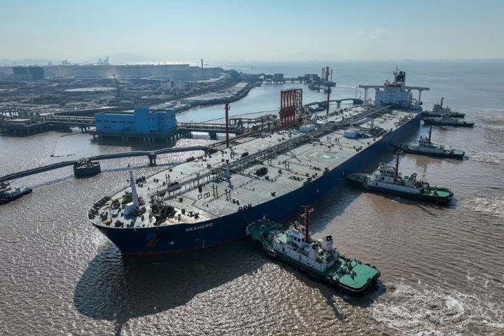 Sebuah Kapal Tanker Minyak Mentah di Terminal Minyak di Lepas ulau Waidiao di Zhoushan (Reuters/China Daily)