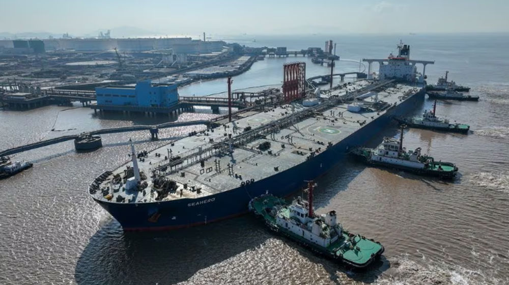 Sebuah Kapal Tanker Minyak Mentah di Terminal Minyak di Lepas ulau Waidiao di Zhoushan