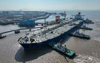 Sebuah Kapal Tanker Minyak Mentah di Terminal Minyak di Lepas ulau Waidiao di Zhoushan