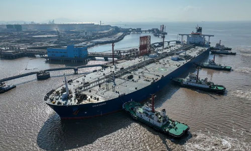 Sebuah Kapal Tanker Minyak Mentah di Terminal Minyak di Lepas ulau Waidiao di Zhoushan