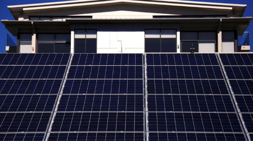 Kumpulan Panel Surya yang Terhubung, dapat Dilihat di Depan Blok Apartemen Tempat Tinggal di pinggiran Chatswood, Sydney