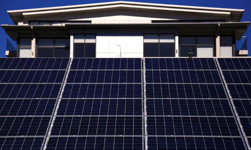 Kumpulan Panel Surya yang Terhubung, dapat Dilihat di Depan Blok Apartemen Tempat Tinggal di pinggiran Chatswood, Sydney