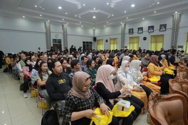 Peserta Bisnis Indonesia Group “Jelajah Sinyal & Festival Literasi Digital 2023”, dengan tema Digitalisasi, Pengungkit Ekonomi Daerah 3T di Universitas Mulawarman (Unmul), Samarinda, Kamis (23/11/2023). 