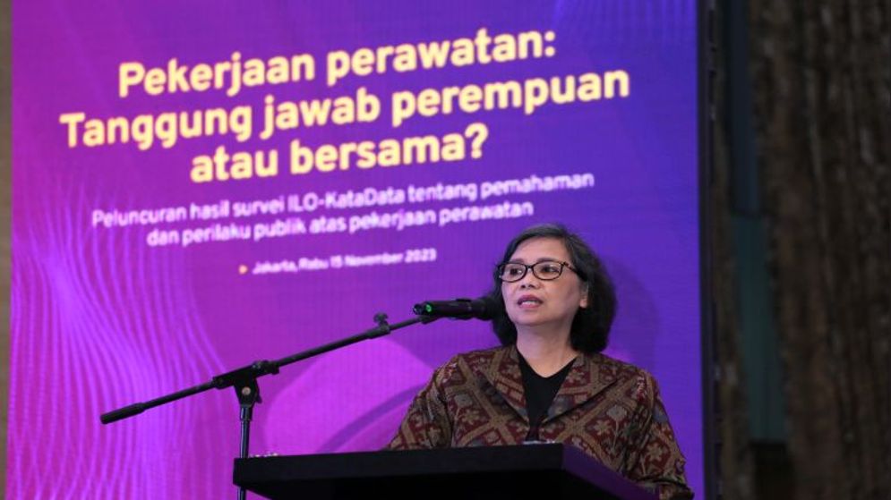 Lenny N. Rosalin, Wakil Menteri untuk Kesetaraan Gender Kementerian Pemberdayaan Perempuan dan Perlindungan Anak membuka peluncuran survei Persepsi Pekerja ILO-KataData mengenai Pekerjaan Perawatan.