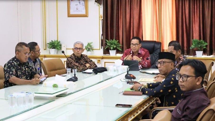 Pj Bupati PPU, Makmur Marbun membuka sosialisasi pengawasan partisipatif pada tahapan kampanye Pemilu tahun 2024 secara daring dari Ruang Rapat Bupati, Jum’at (24/11/2023).