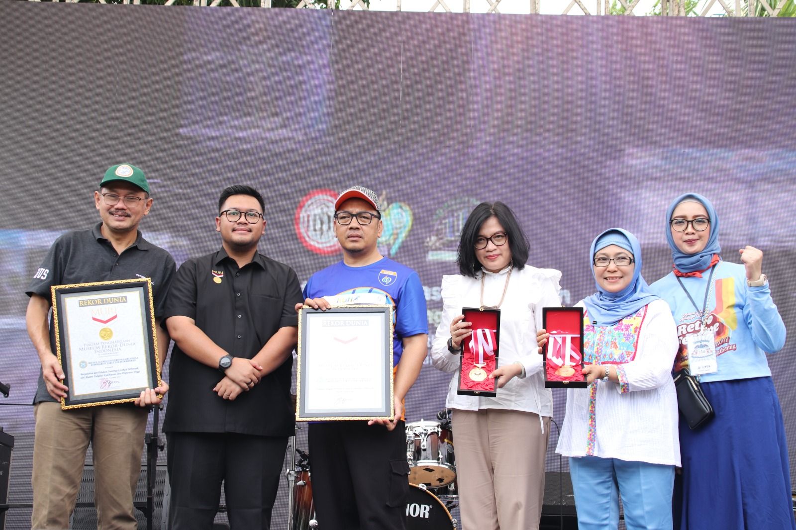 Penyerahan piagam MURI untuk alumni FK Unair, Minggu (26/11/2023). 
