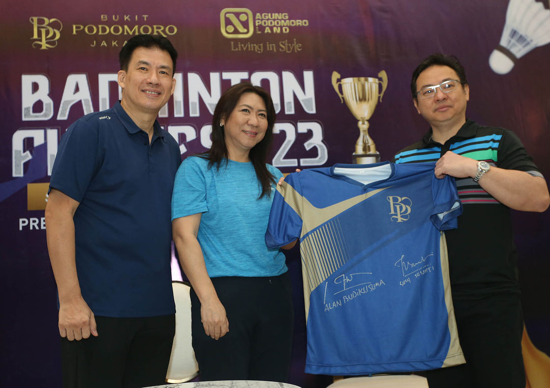 Chief Marketing Officer Bukit Podomoro Jakarta Zaldy Wihardja (kanan) menerima jersey dari Legenda Bulu Tangkis Indonesia Susi Susanti (tengah) dan Alan Budikusuma (kiri) dalam pembukaan Badminton Fun Fest 2023 Bukit Podomoro Jakarta di Jakarta Timur, Sabtu 25 November 2023. Foto : Panji Asmoro/TrenAsia