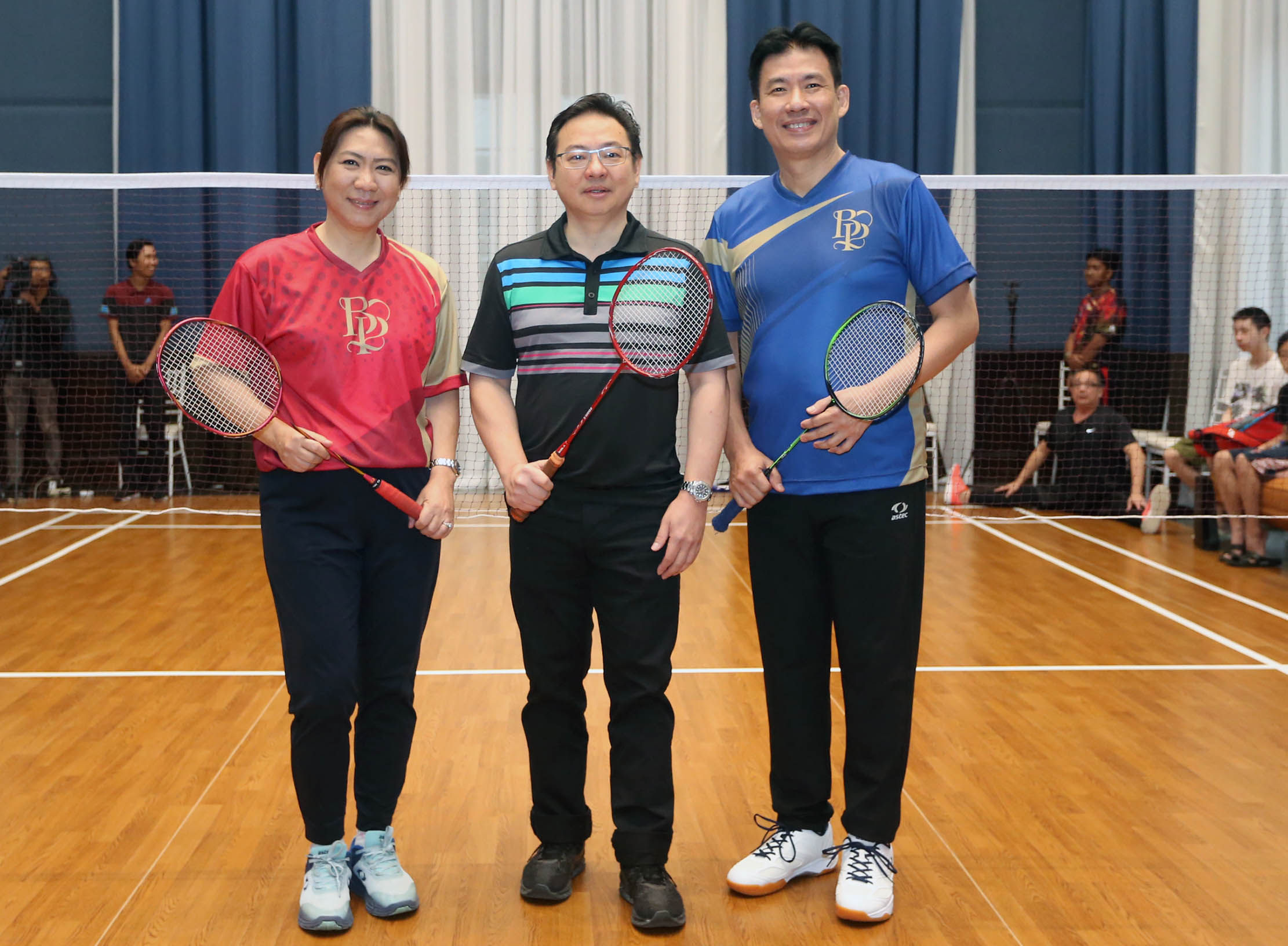 Chief Marketing Officer Bukit Podomoro Jakarta Zaldy Wihardja (tengah) didampingi Legenda Bulu Tangkis Indonesia Susi Susanti (kiri) dan Alan Budikusuma (kanan) berpartisipasi dalam exhibition games Badminton Fun Fest 2023 di Premium Clubhouse Bukit Podomoro Jakarta, Sabtu 25 November 2023. Foto : Panji Asmoro/TrenAsia