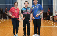 Chief Marketing Officer Bukit Podomoro Jakarta Zaldy Wihardja (tengah) didampingi Legenda Bulu Tangkis Indonesia Susi Susanti (kiri) dan Alan Budikusuma (kanan) berpartisipasi dalam exhibition games Badminton Fun Fest 2023 di Premium Clubhouse Bukit Podomoro Jakarta, Sabtu 25 November 2023. Foto : Panji Asmoro/TrenAsia