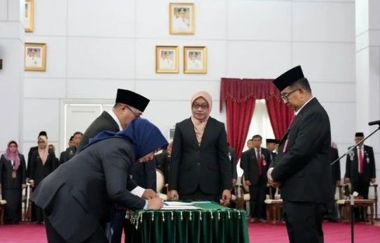 Pj Gubernur Kaltim, Akmal Malik, melantik belasan pejabat administrasi dan pengawas.