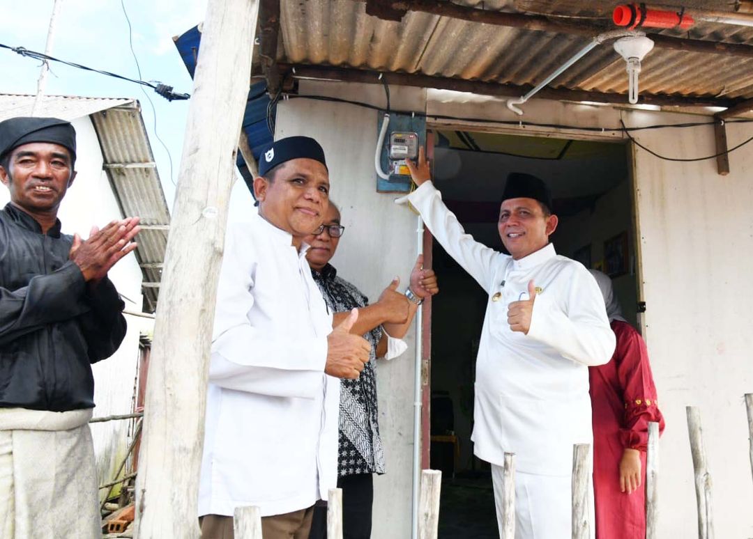 Gubernur Ansar Ahmad saat meresmikan listrik di wilayah pesisir.