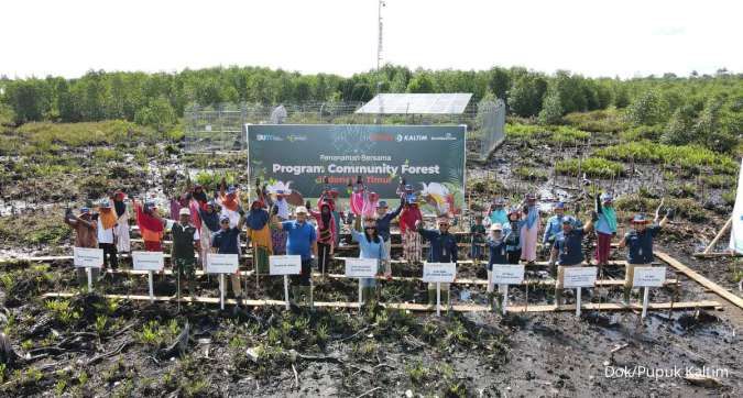 Seremonial penanaman 50.000 pohon mangrove pada kegiatan Community Forest hasil kolaborasi PT Pupuk Kalimantan Timur Yayasan Benih Baik, di Kampung Maibo, Kabupaten Sorong.