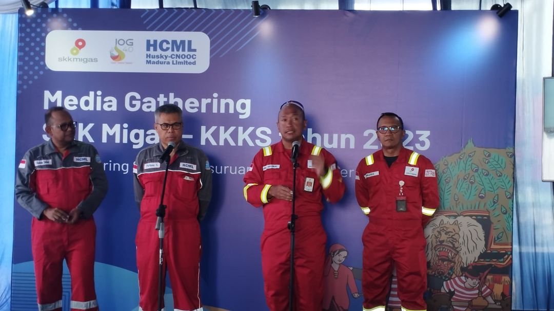 VP Operations HCML, Perkasa Sinagabariang (dua dari kiri) bersama dengan Kepala Divisi Program dan Komunikasi SKK Migas, Hudi D Suryodipuro (dua dari kanan) memberi keterangan kepada awak media di Metering Station (GMS) HCML, Pasuruan, Jawa Timur