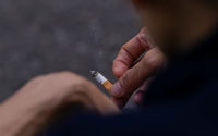 Seorang Pria Memegang Sebatang Rokok di Tangannya di London, Inggris