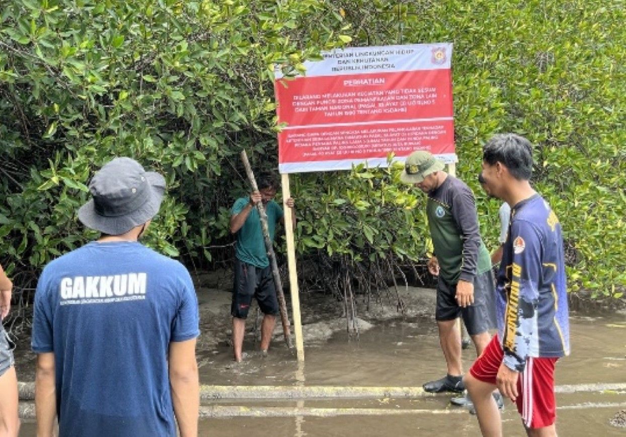 Petugas menancapkan papan larang di kawasan Taman Nasional Karimunjawa 