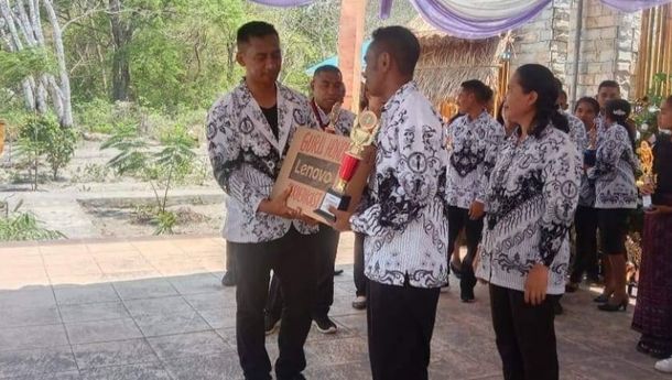 Punya Talenta Menulis, Guru Honor SMPN 3 Tanjung Bunga Dapat Hadiah Laptop dari PGRI Flores Timur