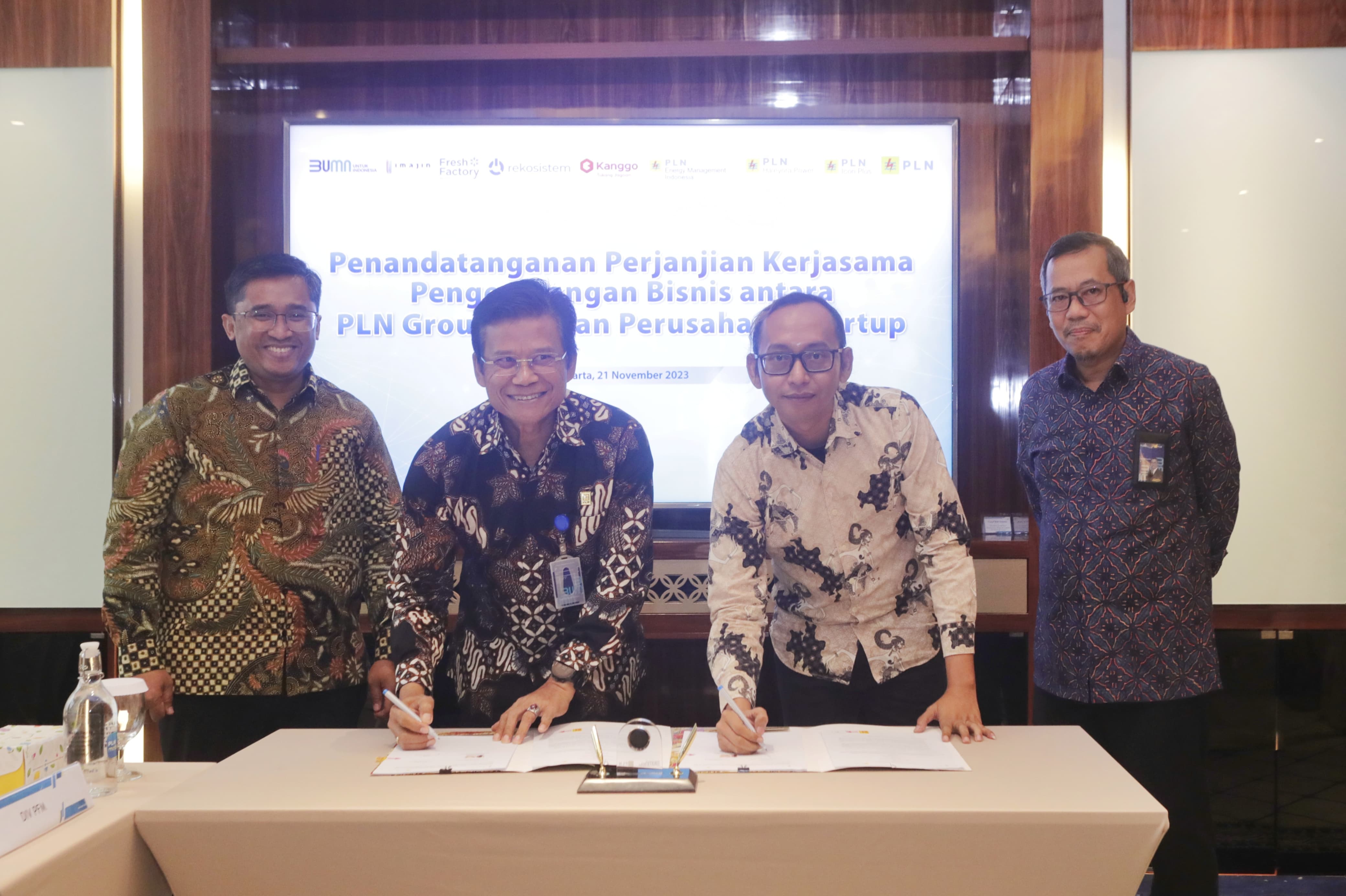 PLN Group meneken perjanjian kerja sama dengan empat perusahaan rintisan atau startup Indonesia, yaitu Kanggo, Rekosistem, Imajin dan Fresh Factory, Selasa, 21 November 2023 di Jakarta.