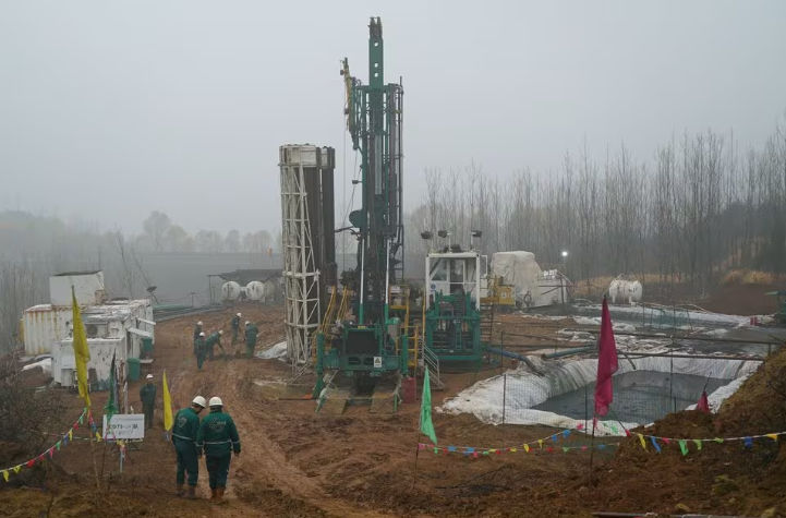 Pekerja Greka Terlihat di Lokasi Pengeboran Metana Dasar Batu Bara di Jincheng, provinsi Shanxi, China (Reuters/Joseph Campbell)