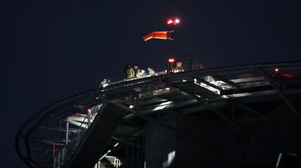 Orang-Orang Berdiri di Helipad Saat Helikopter Pengangkut Sandera Dibebaskan di Tengah Kesepakatan Pertukaran Sandera-Tahanan Antara Hamas dan Israel