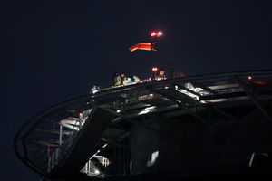 Orang-Orang Berdiri di Helipad Saat Helikopter Pengangkut Sandera Dibebaskan di Tengah Kesepakatan Pertukaran Sandera-Tahanan Antara Hamas dan Israel