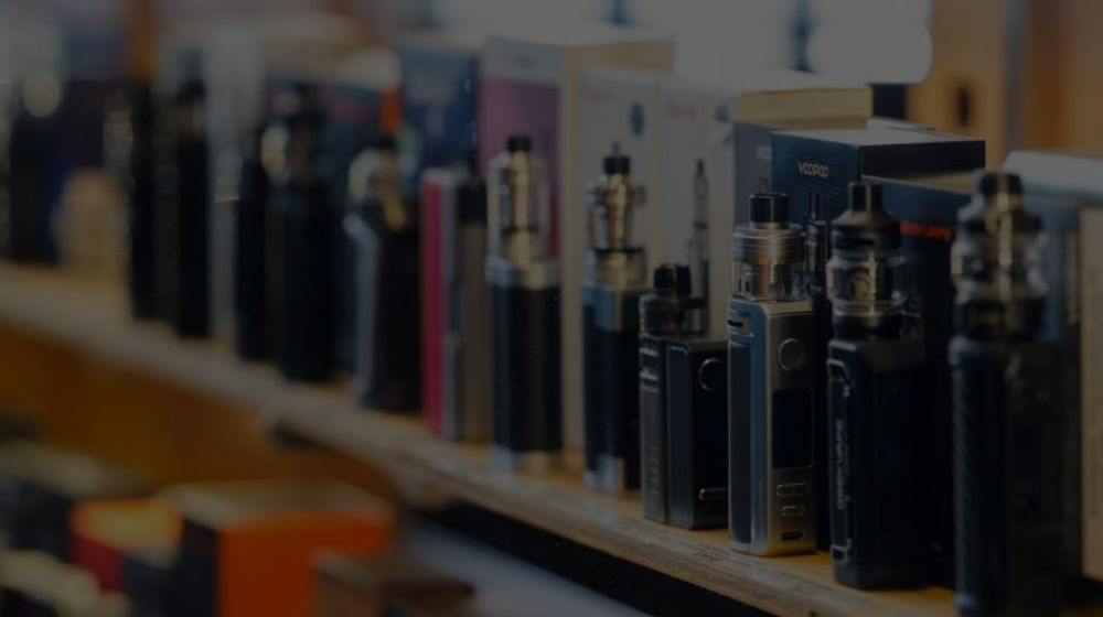 Vape Berdiri di Lemari Pajangan di Sebuah Toko Vape, di Melbourne