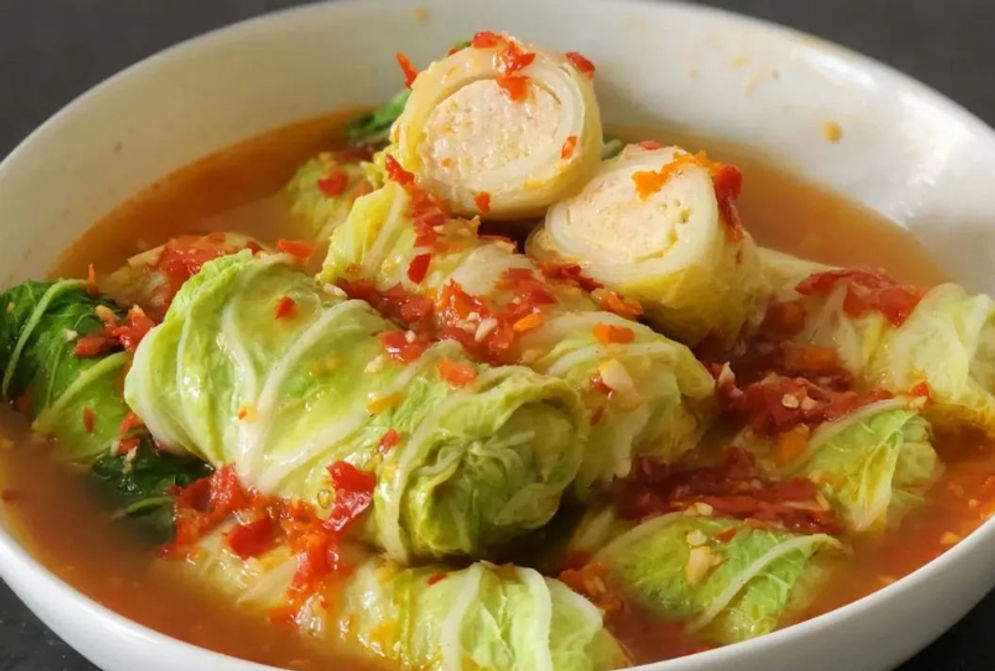 Ide Masakan Hari ini, Bikin Olahan Sawi Gulung Ayam Udang, Simak Manfaat Sawi Putih Yuk