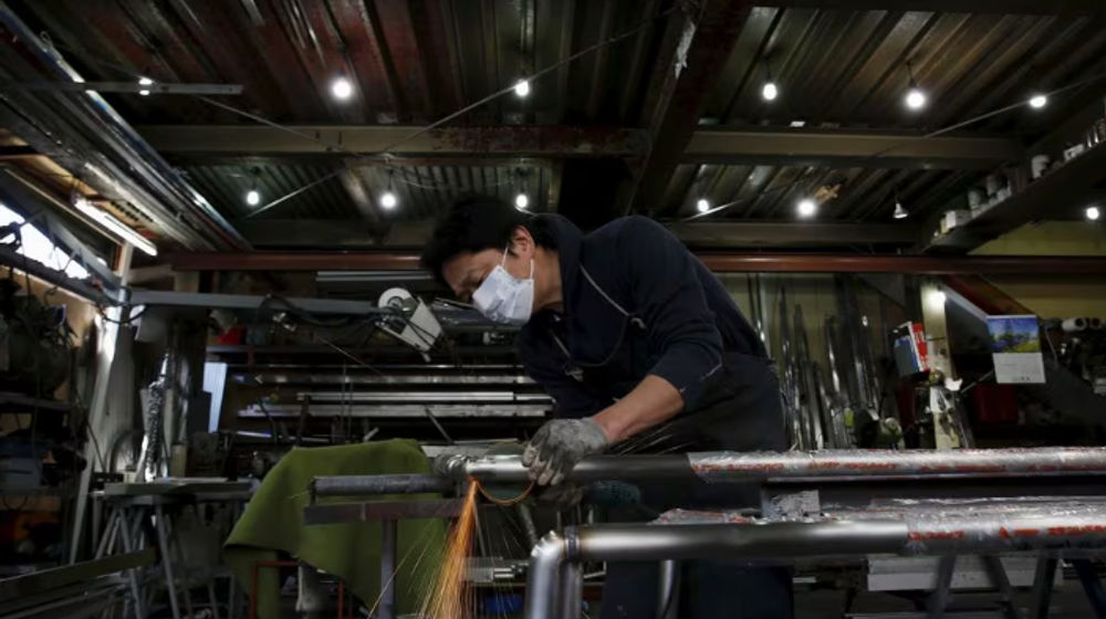 Seorang Insinyur Membuat Rel Lengan untuk Bangunan Tempat Tinggal di dalam Pabrik Pengolahan Logam di Kawasan Industri di Pusat Kota Tokyo