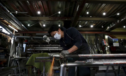 Seorang Insinyur Membuat Rel Lengan untuk Bangunan Tempat Tinggal di dalam Pabrik Pengolahan Logam di Kawasan Industri di Pusat Kota Tokyo