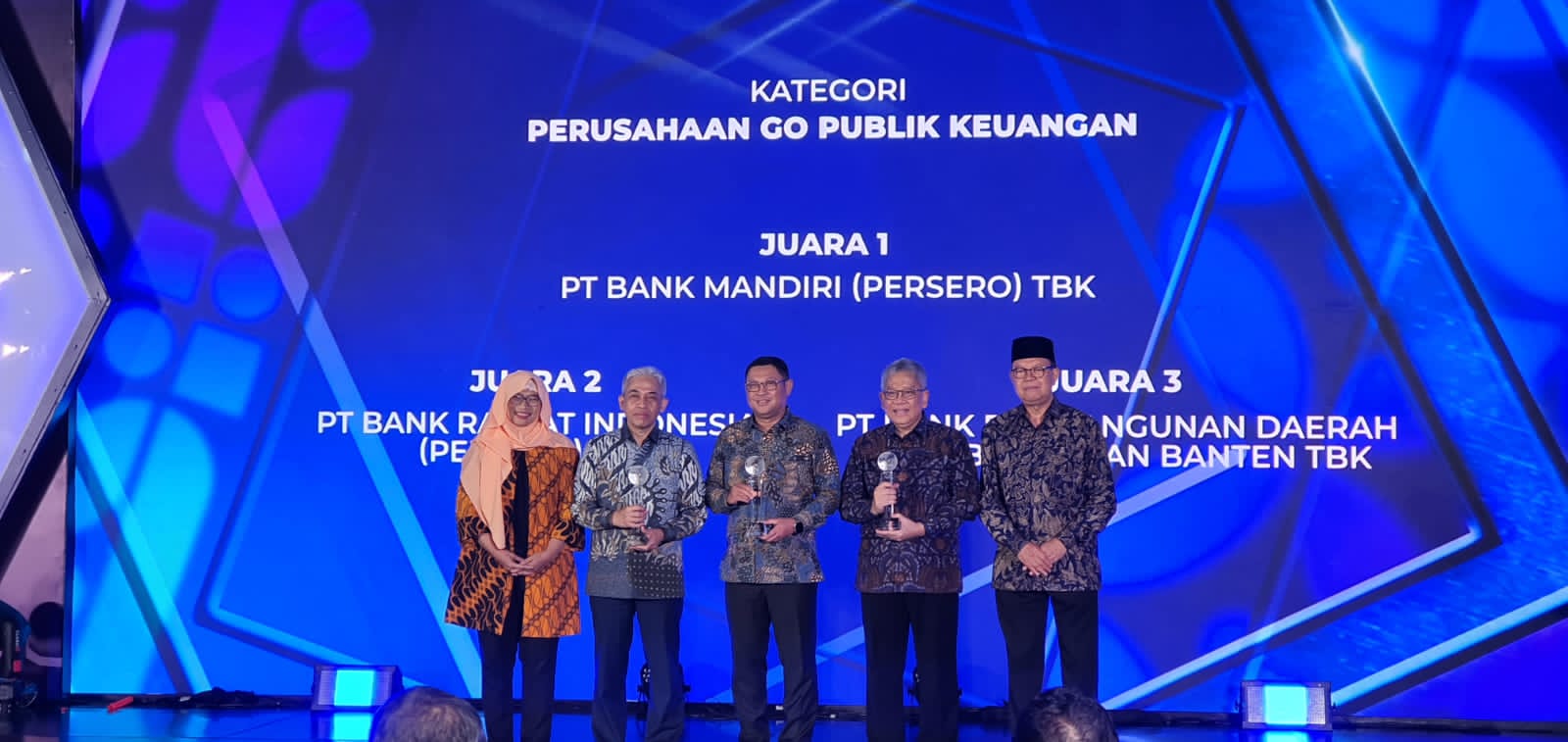 Bank Mandiri kembali berhasil meraih gelar Juara 1 di ajang penganugerahan Annual Report Award (ARA) 2022 dalam kategori Go Publik Keuangan. 