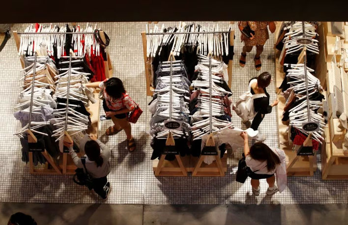 Wanita Berbelanja Pakaian di Toko Pusat Perbelanjaan Central Business District (CBD) Sydney Australia (Reuters/Daniel Munoz)