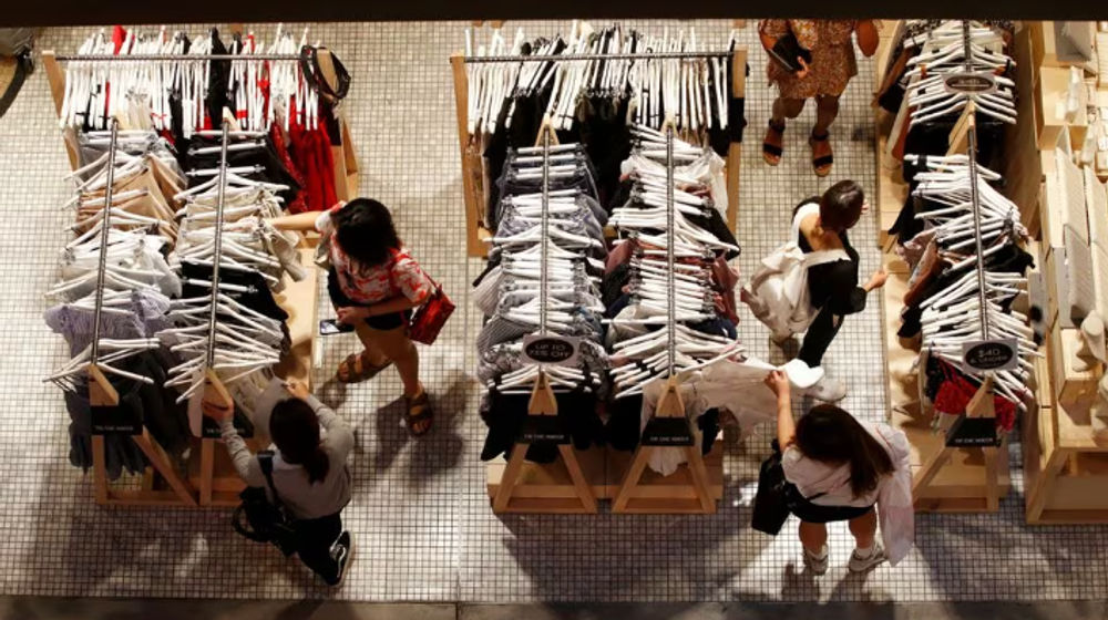 Wanita Berbelanja Pakaian di Toko Pusat Perbelanjaan Central Business District (CBD) Sydney Australia